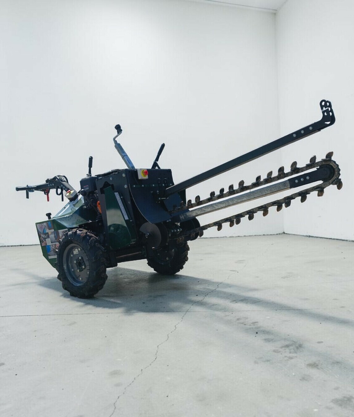 Траншеекопатель #4
- Мощность двигателя 20 лошадиных сил
-Шесть передач в транспортном режиме, пять передач в режиме разработки траншеи
-Наибольшая глубина <span style="font-weight: bold;">1.200 </span>миллиметров, ширина траншеи 8 сантиметров (опционально 12 или 18 сантиметров, при увеличении ширины траншеи, глубина траншеи может уменьшаться)
- цепь оснащена твердосплавными резцами РП-3 -<span style="font-weight: bold;">Стоимость 690000 рублей
</span>