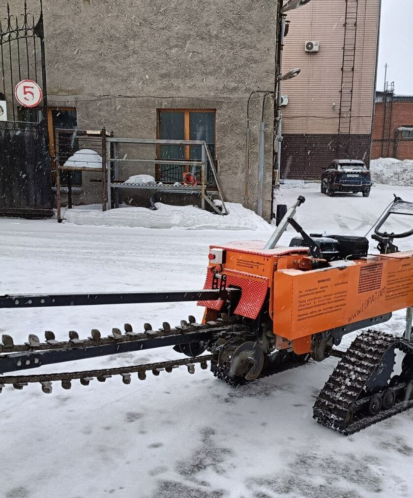 Траншеекопатель #1
-Мощность двигателя 17 лошадиных сил
-Три передачи в транспортном режиме, две передачи в режиме разработки траншеи
-Наибольшая глубина <span style="font-weight: bold;">1.200</span> миллиметров, ширина траншеи 8 сантиметров <span style="font-weight: bold;">Бывший в употреблении</span> -<span style="font-weight: bold;">Стоимость на гусеницах 450000 рублей.
</span>