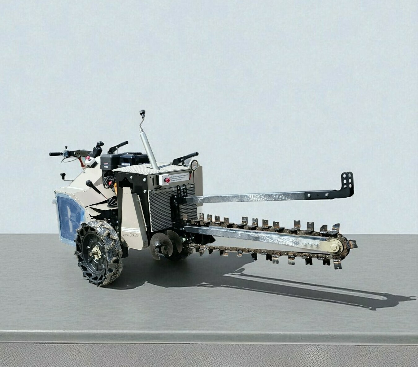 Траншеекопатель #2
-Мощность двигателя 20 лошадиных сил
-Шесть передач в транспортном режиме, пять передач в режиме разработки траншеи
-Наибольшая глубина <span style="font-weight: bold;">1.200</span> миллиметров, ширина траншеи 8 сантиметров (опционально 12 или 18 сантиметров, при увеличении ширины траншеи, глубина траншеи может уменьшаться)
-<span style="font-weight: bold;">Стоимость 690000 рублей.
</span>