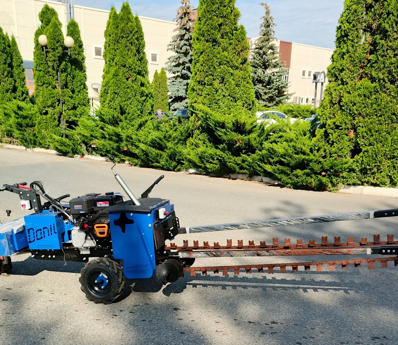 Траншеекопатель # 5
-Мощность двигателя 20 лошадиных сил
-Три передачи в транспортном режиме, две передачи в режиме разработки траншеи
-Наибольшая глубина <span style="font-weight: bold;">1.700</span> миллиметров, ширина траншеи 8 сантиметров (опционально 12 или 18 сантиметров, при увеличении ширины траншеи, глубина траншеи может уменьшаться)
-<span style="font-weight: bold;">Стоимость 740000 рублей.
</span>